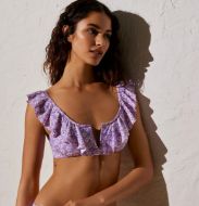 Εικόνα της Ysabel Mora Λιλά Φλοράλ Μαγίο Top Με Φραμπαλά.