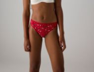 Εικόνα της Ysabel Mora Βαμβακερό Brazilian Κόκκινο Εμπριμέ Χριστουγεννιάτικο.