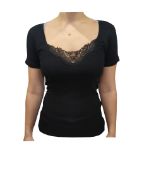 Εικόνα της Dreams μαύρο γυναικείο φανελάκι με κοντό μανίκι και δαντέλα.