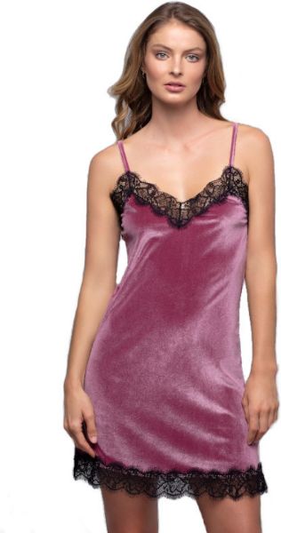 Εικόνα της Milena Γυναικείο βελούδινο νυχτικό σκούρο ροζ με μαύρη δαντέλα.