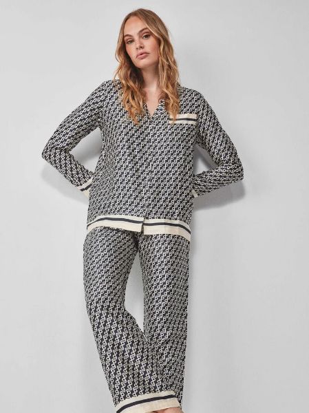 Εικόνα της Gisela Εμπριμέ Μαύρη/Εκρου Viscose Γυναικεία Κουμπωτή Πιτζάμα.