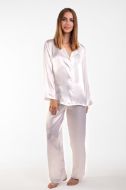 Εικόνα της Elite εκρού σατέν κουμπωτή γυναικεία πιτζάμα.