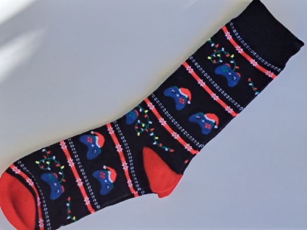 Εικόνα της Ciocca ανδρικές μαύρες κάλτσες με χριστουγεννιάτικες κονσόλες.