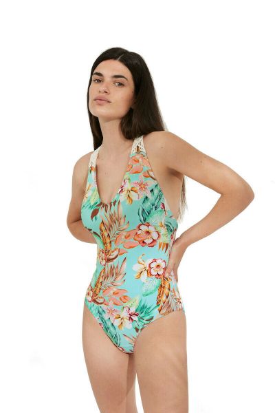 Εικόνα της Ysabel Mora φλοράλ πολύχρωμο ολόσωμο μαγιό.