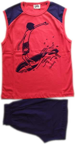 Εικόνα της Παιδική αγορίστικη πιτζάμα από 100%βαμβάκι. Κόκκινη αμάνικη μπλούζα με στάμπα. Μπλε μονόχρωμο σορτς.