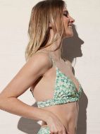 Εικόνα της Ysabel Mora Πράσινο Φλοράλ Τρίγωνο Μαγιό Bikini Top.