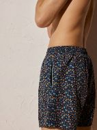 Εικόνα της Ysabel Mora μπλε φλοράλ ανδρικό μαγιό σορτς.