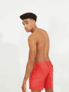 Εικόνα της Ysabel Mora κοραλί ανδρικό μαγιό σορτς.