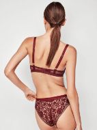 Εικόνα της Gisela μπορντό γυναικείο slip με δαντέλα.