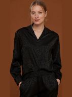 Εικόνα της Noidinotte μαύρη σατέν γυναικεία κουμπωτή πιτζάμα με ανάγλυφο λεοπάρ σχέδιο.