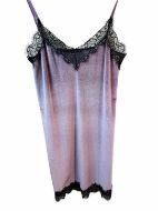 Εικόνα της Milena Γυναικείο βελούδινο νυχτικό σκούρο ροζ με μαύρη δαντέλα.