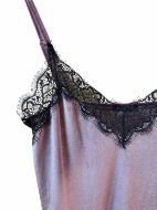 Εικόνα της Milena Γυναικείο βελούδινο νυχτικό σκούρο ροζ με μαύρη δαντέλα.