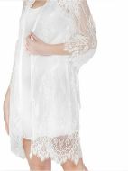 Εικόνα της Jeannette Σετ λευκό σατέν νυχτικό με ραντάκι & ρόμπα όλο δαντέλα με τρουακάρ μανίκι.