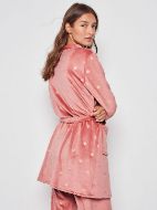 Εικόνα της Gisela βελούδινη σομόν σταυρωτή ρόμπα με ανάγλυφα αστέρια.