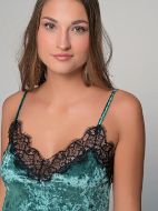 Εικόνα της Milena by Paris λαδί βελούδινο νυχτικό με λεπτομέριες μαύρης δαντέλας.