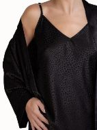 Εικόνα της Elite Σατέν Μαύρο Σετ Νυχτικό & Ρόμπα Με Ανάγλυφο Λεοπάρ Σχέδιο.