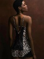 Εικόνα της Milena Paris λεοπάρ σατέν babydoll με λεπτομέρειες μαύρης δαντέλας.