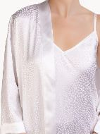 Εικόνα της Elite Σατέν Ιβουάρ Σετ Νυχτικό & Ρόμπα Με Ανάγλυφο Λεοπάρ Σχέδιο.