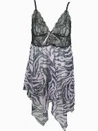 Εικόνα της Ροζ νυχτικό plus size από ελαστικό δίχτυ σε τύπωμα zebra print με γραμμές από ασημοκλωστή και δαντέλα. Σετ με ασορτί string.