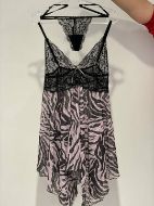 Εικόνα της Ροζ νυχτικό plus size από ελαστικό δίχτυ σε τύπωμα zebra print με γραμμές από ασημοκλωστή και δαντέλα. Σετ με ασορτί string.