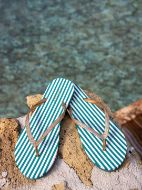 Εικόνα της Noidinotte ριγέ λευκές/πράσινες σαγιονάρες.