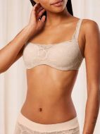 Εικόνα της Triumph Body Make Up Illusion Lace Balconette Μπεζ Σουτιέν Με Μπανέλα & Ελαφριά Επένδυση.